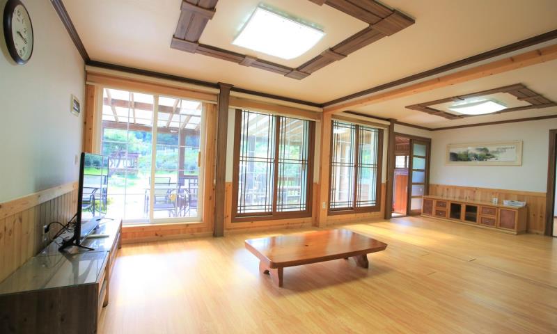 윤제관 2호 거실